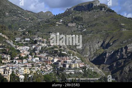 Landschaft mit malerischem Blick auf den östlichen Teil von Taormina vom Teatro Antico Greco Romano in Sizilien, Italien. Stockfoto