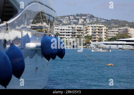 Eivissa, Spanien. 13. Aug. 2023. Yachten liegen im Hafen von Ibiza vor. Kredit: Clara Margais/dpa/Alamy Live News Stockfoto