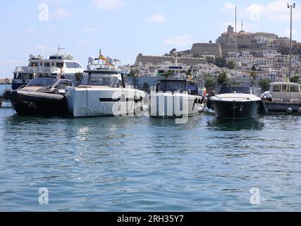 Eivissa, Spanien. 13. Aug. 2023. Yachten liegen im Hafen von Ibiza vor. Kredit: Clara Margais/dpa/Alamy Live News Stockfoto