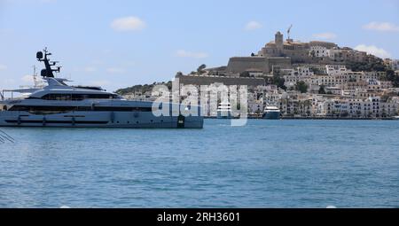 Eivissa, Spanien. 13. Aug. 2023. Eine Yacht kommt im Hafen von Ibiza an. Kredit: Clara Margais/dpa/Alamy Live News Stockfoto