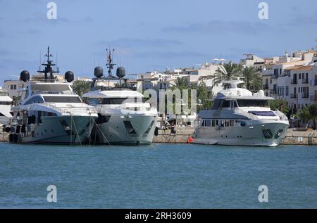 Eivissa, Spanien. 13. Aug. 2023. Yachten liegen im Hafen von Ibiza vor. Kredit: Clara Margais/dpa/Alamy Live News Stockfoto