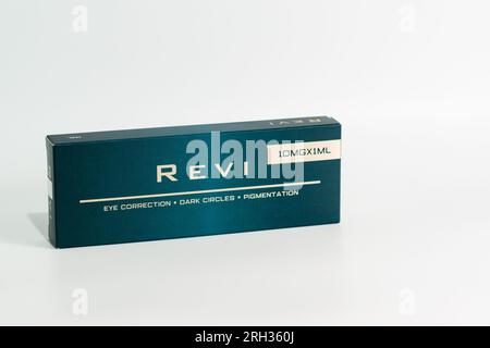 Russland, Krasnodar - 22. November 2022: Eine Schachtel Kosmetikpräparat RAVI von CLASS International steht auf grauem Hintergrund Stockfoto
