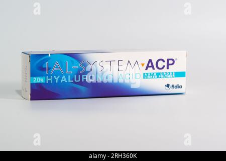 Russland, Krasnodar - 22. November 2022: Eine Schachtel Kosmetikpräparate, IAL-System ACP, steht auf grauem Hintergrund Stockfoto