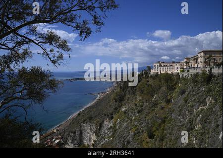 Landschaft mit malerischem Blick auf den San Domenico Palast ein Luxusresort mit Blick auf Giardini Naxos in Taormina Sizilien, Italien. Stockfoto