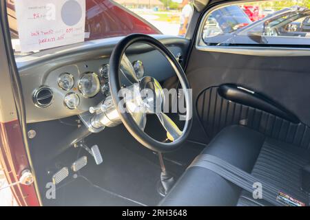 Little Elm, Texas - 11. Juni 2023: Plymouth Roadrunner Lederausstattung, Lenkrad. Stockfoto