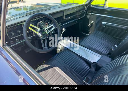 Little Elm, Texas - 11. Juni 2023: Plymouth Roadrunner Lederausstattung, Lenkrad. Stockfoto