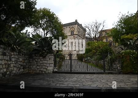 Malerischer Außenblick auf das Meisterwerk im sizilianischen gotischen Stil Palazzo Duchi di Santo Stefano in Taormina Sizilien, Italien. Stockfoto
