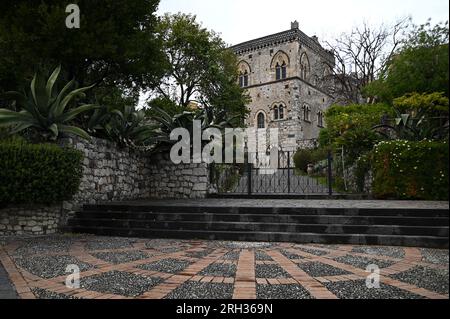 Malerischer Außenblick auf das Meisterwerk im sizilianischen gotischen Stil Palazzo Duchi di Santo Stefano in Taormina Sizilien, Italien. Stockfoto