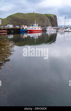 Stykkisholmur, Island - 2. Juli 2023: Boote im Hafen von Stykkisholmur, Island auf der Halbinsel Snaefellsnes Stockfoto