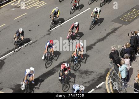 Glasgow, Schottland, Großbritannien. August 2023. Ein Blick von oben auf einige der Pro-Radfahrer, die am UCI Cycling World Championships Women Elite Road Race teilnahmen, das am Loch Lomond begann und mit sechs Runden auf den Straßen von Glasgow endete. Hier biegen Claire Steels of Great Britain und Sze Wing Lee of Hong Kong am Anfang ihrer ersten Stadtrunde von der Byres Road in die Great George Street ab. Quelle: Elizabeth Leyden/Alamy Live News Stockfoto