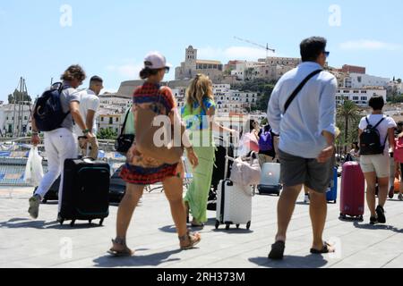 Eivissa, Spanien. 13. Aug. 2023. Touristen kommen am Hafen von Ibiza an. Kredit: Clara Margais/dpa/Alamy Live News Stockfoto