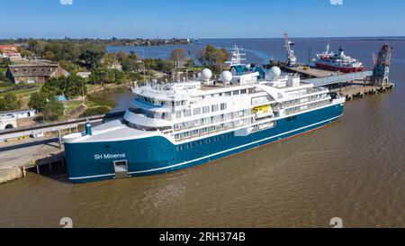 Das Expeditionsschiff SH MINERVA liegt im Hafen von Fray Bentos. Seitenansicht von oben. Stockfoto