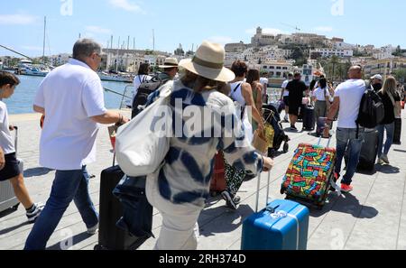 Eivissa, Spanien. 13. Aug. 2023. Touristen kommen am Hafen von Ibiza an. Kredit: Clara Margais/dpa/Alamy Live News Stockfoto