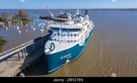 Das Expeditionsschiff SH MINERVA liegt im Hafen von Fray Bentos. Vorderansicht von oben. Stockfoto