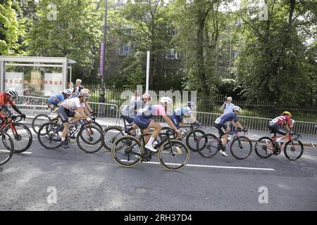 Elite-Frauen Profi-Radfahrer, darunter: Antri Christoforou aus Zypern, Cailin Conyers aus Bermuda, Rebecca Koerners aus Dänemark, Heigi Franz aus den USA, Nofar Maoz aus Israel, Victoire Berteau aus Frankreich und Andrea Gomez Alzate aus Kolumbien, die im Westende von Glasgow an den UCI-Radrennen-Weltmeisterschaften 2023 teilnahmen. Quelle: Elizabeth Leyden/Alamy Live News Stockfoto