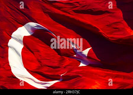 Blinkende türkische Flagge in Vollbildansicht. Hintergrundfoto zu den Feiertagen Turkjas. Stockfoto