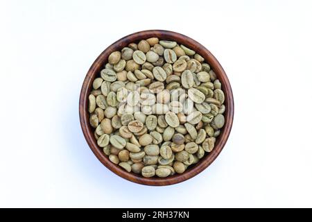 Grüne Kaffeebohnen in einer Holzschale, Blick von oben Stockfoto