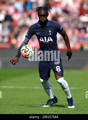 Tottenham Hotspur's Yves Bissouma in Aktion während des Premier League-Spiels im GTECH Community Stadium, London. Foto: Sonntag, 13. August 2023. Stockfoto