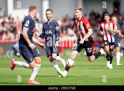 James Maddison von Tottenham Hotspur und Nathan Collins von Brentford kämpfen beim Premier League-Spiel im GTECH Community Stadium in London um den Ball. Foto: Sonntag, 13. August 2023. Stockfoto