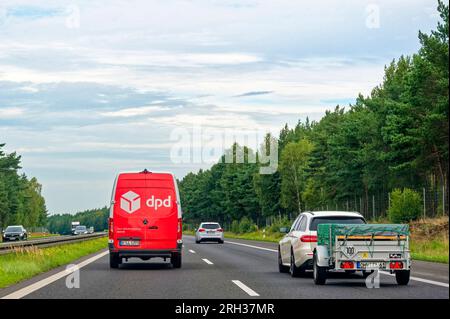 Prignitz, Deutschland - 12. August 2023: dpd-Lieferwagen für Pakete auf einer Autobahn in Deutschland. Stockfoto