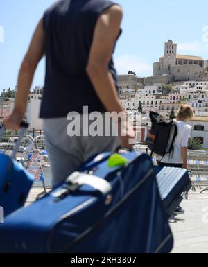 Eivissa, Spanien. 13. Aug. 2023. Touristen kommen am Hafen von Ibiza an. Kredit: Clara Margais/dpa/Alamy Live News Stockfoto