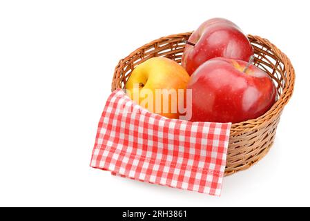 Rote und gelbe Äpfel in einem Korb aus Korb aus Korb aus Korb, isoliert auf weißem Hintergrund. Geben Sie Platz für Text frei. Stockfoto