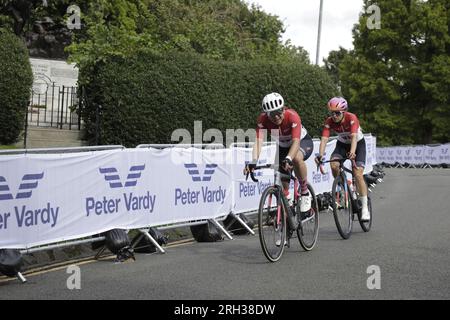 Glasgow, Schottland, Großbritannien. 13. August 2023. Glasgow, Schottland, Großbritannien. Die UCI-Radweltmeisterschaft endete mit dem Women Elite Road Race, das am Loch Lomond begann und mit sechs Runden auf den Straßen der Stadt Glasgow endete. Kredit: Elizabeth Leyden/Alamy Live News Stockfoto