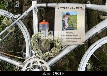 White Memorial Bicycle UK. Ghostcycle auch als Geisterrad bekannt. Radfahrer auf dem Land getötet auf seinem Tretrad, Radfahren nach Hause auf einer Landstraße. Ein Schrein. Die Fahrtrichtungsmarkierungen waren kaum zu sehen. Sarum Road und Woodman Lane in der Nähe von Sparsholt. Hampshire Großbritannien 2023 2020er Jahre England. HOMER SYKES Stockfoto