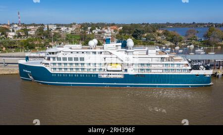 Das Expeditionsschiff SH MINERVA liegt im Hafen von Fray Bentos. Seitenansicht von oben. Stockfoto