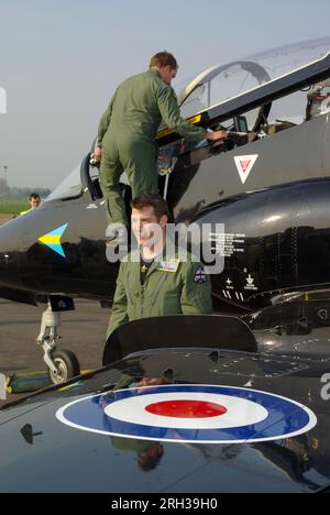 FLT Lt Tom Saunders, der die Royal Air Force 2010 Hawk T.MK.1-Testpilot wurde und 2009 Pilot Matt Barker für die Medienveranstaltung begleitete Stockfoto