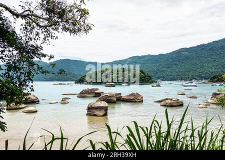 Abraao Beach auf der großen Insel Ilha Grande in Angra dos Reis, Rio de Janeiro, Brasilien, Südamerika Stockfoto