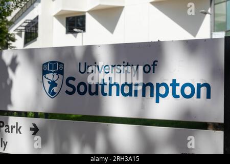 Southampton, Großbritannien - 6. August 2023:- Ein Schild am Rand des Hauptcampus der University of Southampton Stockfoto