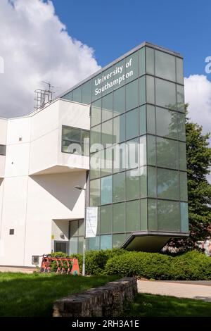 Southampton, Großbritannien - 6. August 2023:- Ein Gebäude an der University of Southampton Stockfoto