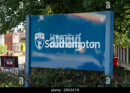 Southampton, Großbritannien - 6. August 2023:- Ein Schild am Rand des Hauptcampus der University of Southampton Stockfoto