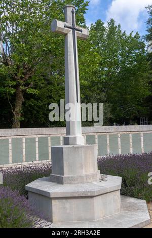 Southampton, Großbritannien - 6. August 2023:- The Cross of Opferice befindet sich am Hollybrook Memorial auf dem Hollybrook Cemetery Stockfoto
