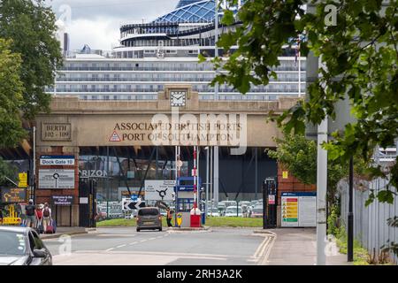 Southampton, Großbritannien - 6. August 2023:- ein Eingang zum Hafen von Southampton Stockfoto