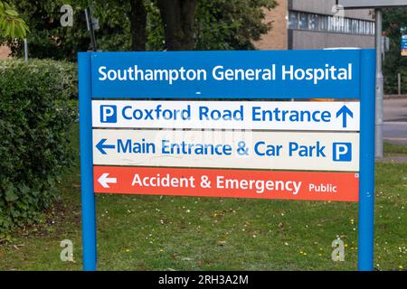 Southampton, Großbritannien - 6. August 2023:- Schild vor dem Southampton General Hospital, Lesen von Unfall & Notfall Stockfoto