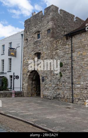 Southampton, Großbritannien - 6. August 2023:- das West Gate, Teil der mittelalterlichen Mauern von Southampton Stockfoto
