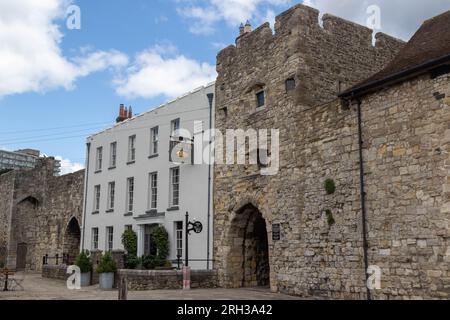 Southampton, Großbritannien - 6. August 2023:- das West Gate, Teil der mittelalterlichen Mauern von Southampton Stockfoto