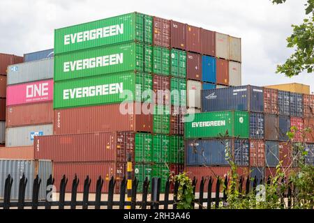 Southampton, Großbritannien - 6. August 2023:- Transportcontainer im Hafen von Southampton gestapelt Stockfoto