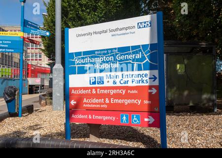 Southampton, Großbritannien - 6. August 2023:- Schild vor dem Southampton General Hospital, Lesen von Unfall & Notfall Stockfoto