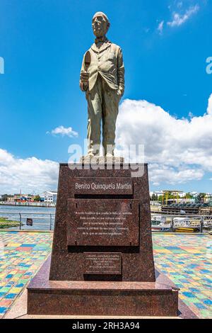 Skulptur des Maler und Philanthropen Benito Quinquela Martin im Viertel La Boca in Buenos Aires, Argentinien. Sein Rücken zum Riachuelo, Klo Stockfoto