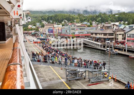 Passagiere, die von Shopping & Landausflügen zum Karneval Luminosa Kreuzfahrtschiff zurückkehren, eindringender Nebel, Hafen von Ketchikan, Alaska. Stockfoto