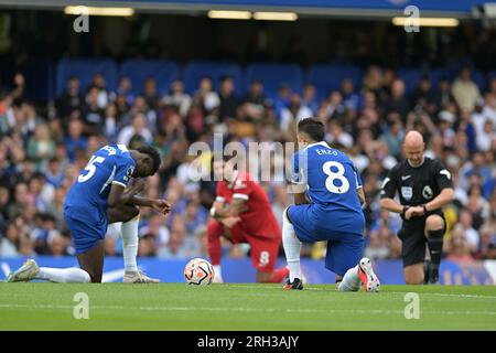 London, Großbritannien. 13. Aug. 2023. London UK, 13. August 23. Spieler gehen vor dem Spiel der Chelsea gegen Liverpool Premier League auf die Knie bei Stamford Bridge London Credit: MARTIN DALTON/Alamy Live News Stockfoto