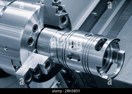 Metallindustrie für Werkzeugmaschinen. CNC-Drehmaschine High-Speed-Schneiden ist Betrieb. Stockfoto