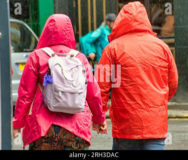 Edinburgh, Schottland, Großbritannien. 13h. August 2023. UK Weather: Der lange Weg von den Wiesen zum Zentrum. Es war warm und nass, als die Touristen die Straßen der Stadt inmitten der Straßenränder mit ihren Läden befallen haben. Credit Gerard Ferry/Alamy Live News Stockfoto