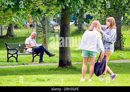 Edinburgh, Schottland, Großbritannien. 13h. August 2023. UK Weather: Die Wiesen sind ein berühmter Greenspot in der Stadt. Es war warm und nass, als die Touristen die Straßen der Stadt inmitten der Straßenränder mit ihren Läden befallen haben. Credit Gerard Ferry/Alamy Live News Stockfoto