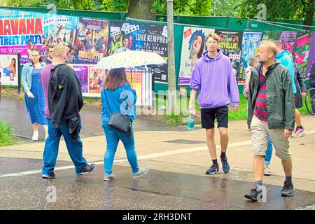 Edinburgh, Schottland, Großbritannien. 13h. August 2023. UK Weather: Der lange Weg von den Wiesen zum Zentrum. Es war warm und nass, als die Touristen die Straßen der Stadt inmitten der Straßenränder mit ihren Läden befallen haben. Credit Gerard Ferry/Alamy Live News Stockfoto