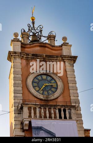 Zadar, Kroatien - Juli 20 2023: Uhrenturm aus dem 16. Jahrhundert über dem Wachhaus (Gradska Straza) in Nardoni Trg. Stockfoto