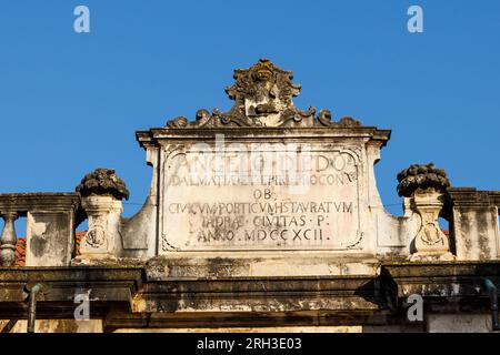 Zadar, Kroatien - Juli 20 2023: Dattelstein auf der Spitze der City Lodge (Gradska Loza) mit dem Namen des venezianischen Providors Angelo Diedo. Stockfoto